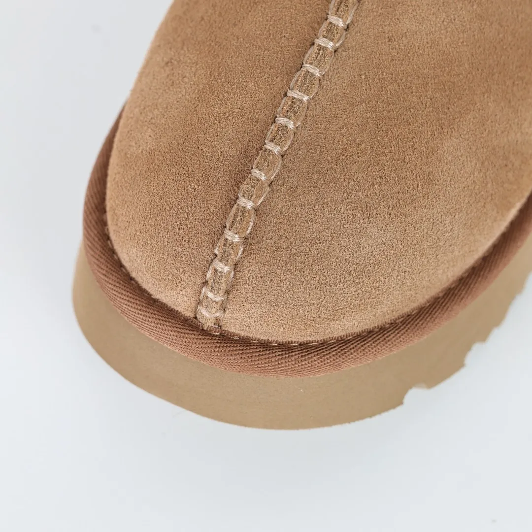 Pick up locally 💰560 Core recommended good price It is a very suitable choice for home use. In recent years, uug has launched a series of styles, which are partially geared towards the preferences of young consumers and have also moved to the forefront of fashion trends. Shoe body material: water-repellent coated suede upper, 17 mm UGGPURE™ implantable wool insole, lightweight non-slip and comfortable rubber outsole, with brand LOGO and trademark, with full packaging Size: 35 36 37 38 39 40